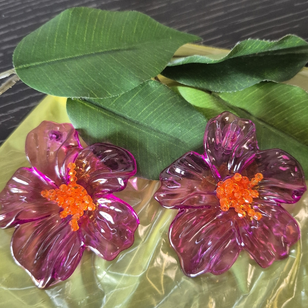 Hibiscus Earrings NeW And fabulous!